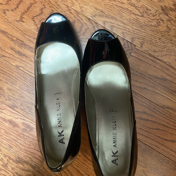 AnnKlein peep toe block heel pumps. Black patent. - Picture 2 of 4